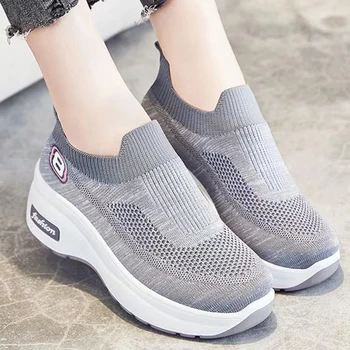 Кроссовки для женщин, Новинка 2024 года, весенняя дышащая спортивная обувь из сетки, модная женская вулканизированная обувь на танкетке и платформе